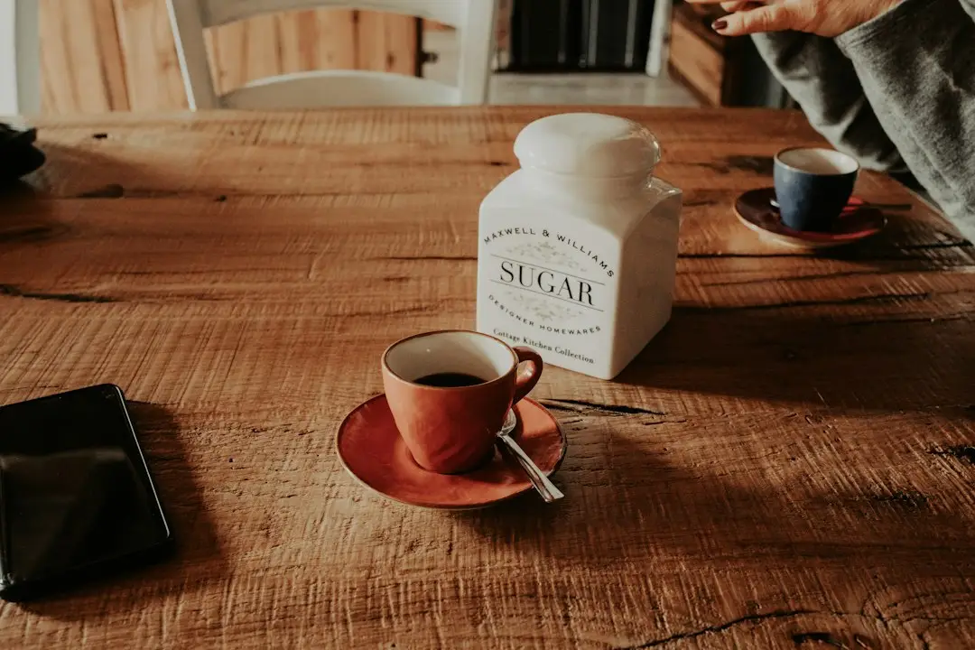 Xícara de café em uma mesa, imagem ilustrativa